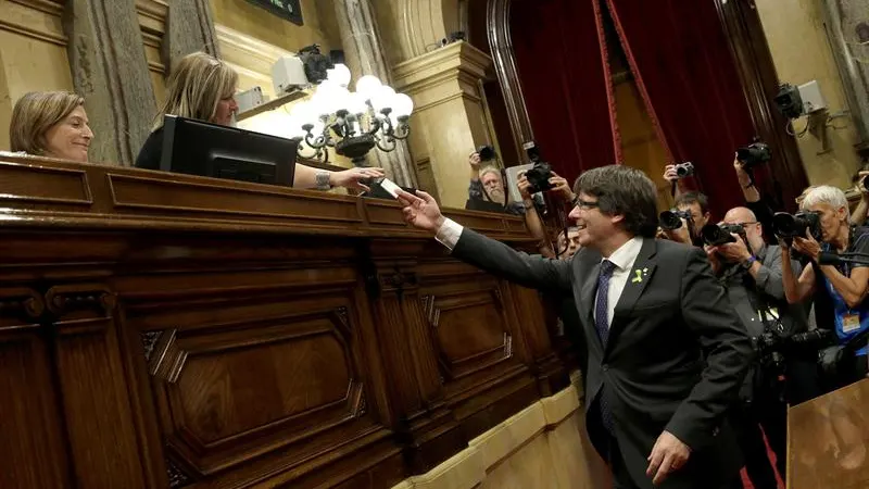 Carles Puigdemont entrega su voto a la Mesa del Parlament