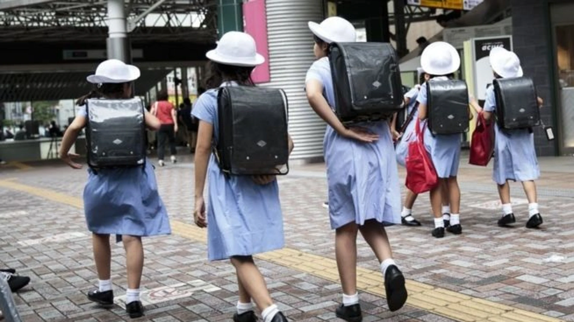 Varias estudiantes japonesas en la calle