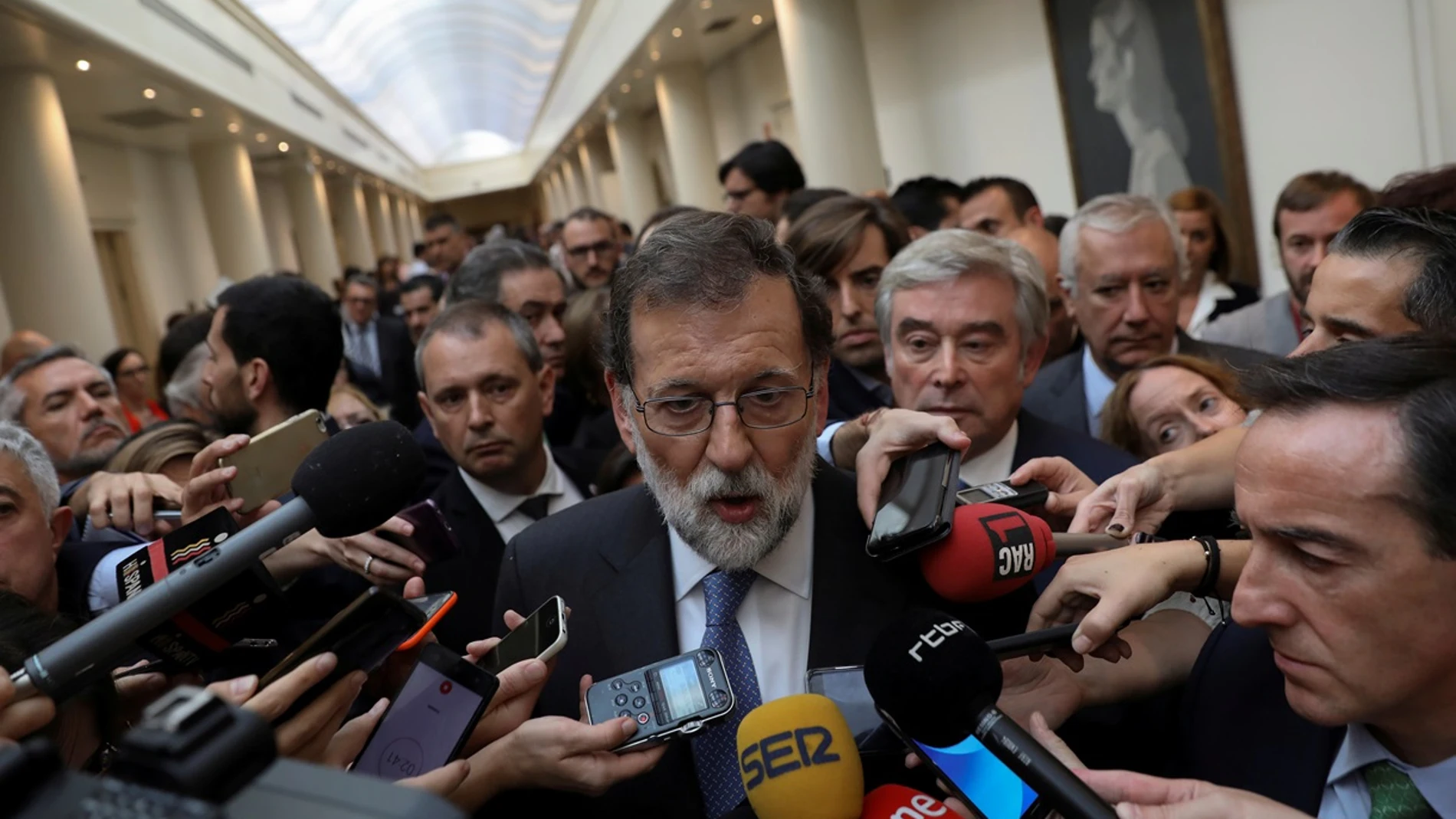 Mariano Rajoy en los pasillos del Senado