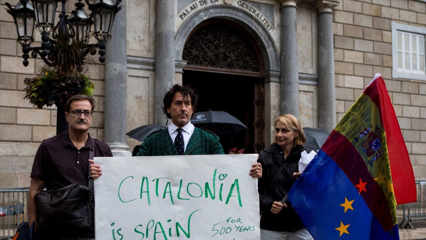 &Aacute;lvaro de Marichalar protestando ante el Palau de la Generalitat