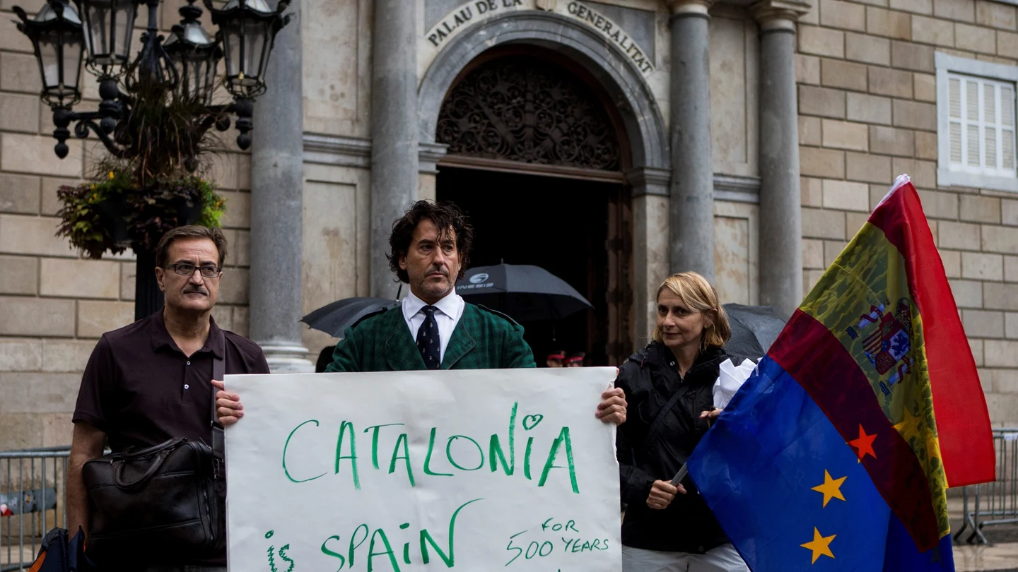 Álvaro de Marichalar protestando ante el Palau de la Generalitat Álvaro de Marichalar protestando ante el Palau de la Generalitat
