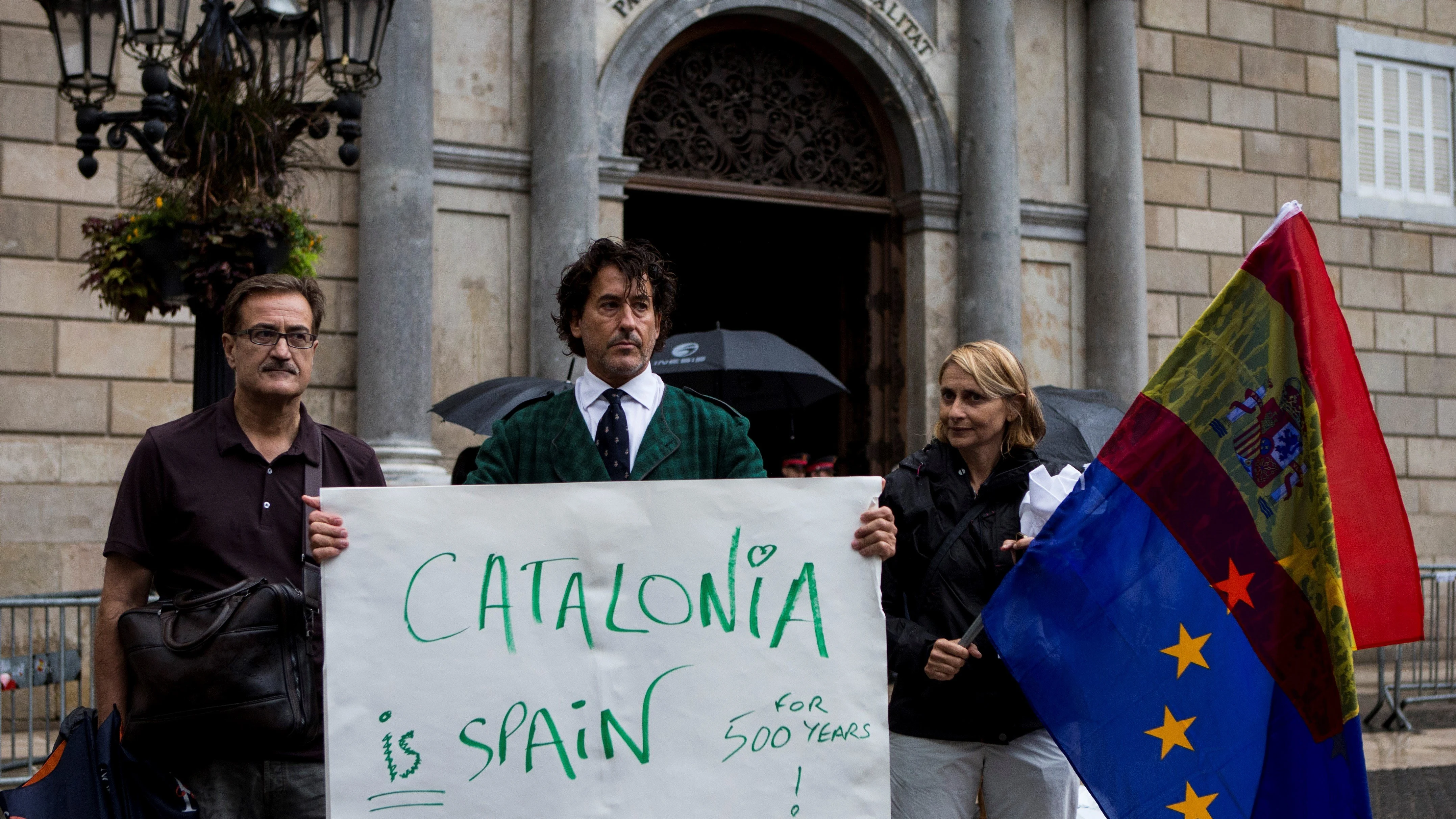 Álvaro de Marichalar protestando ante el Palau de la Generalitat