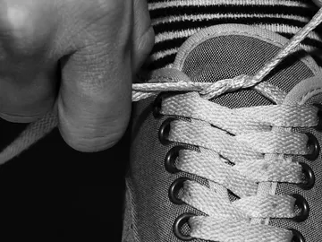 Atarnos los cordones y conducir por una ruta familiar son tareas que podemos hacer inconscientemente Atarnos los cordones y conducir por una ruta familiar son tareas que podemos hacer inconscientemente
