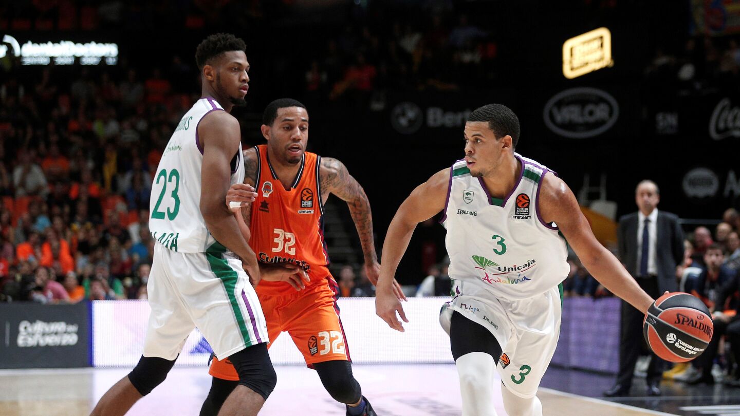 McCallum maneja el bal&oacute;n ante la defensa de Erick Green