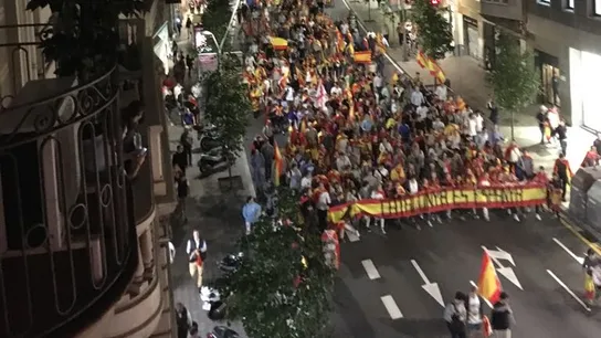Cientos de jóvenes se manifiestan por la unidad de España en la Vía Augusta de Barcelona Cientos de jóvenes se manifiestan por la unidad de España en la Vía Augusta de Barcelona