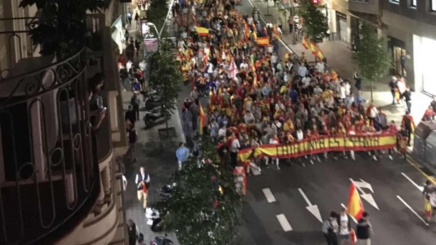 Cientos de j&oacute;venes se manifiestan por la unidad de Espa&ntilde;a en la V&iacute;a Augusta de Barcelona