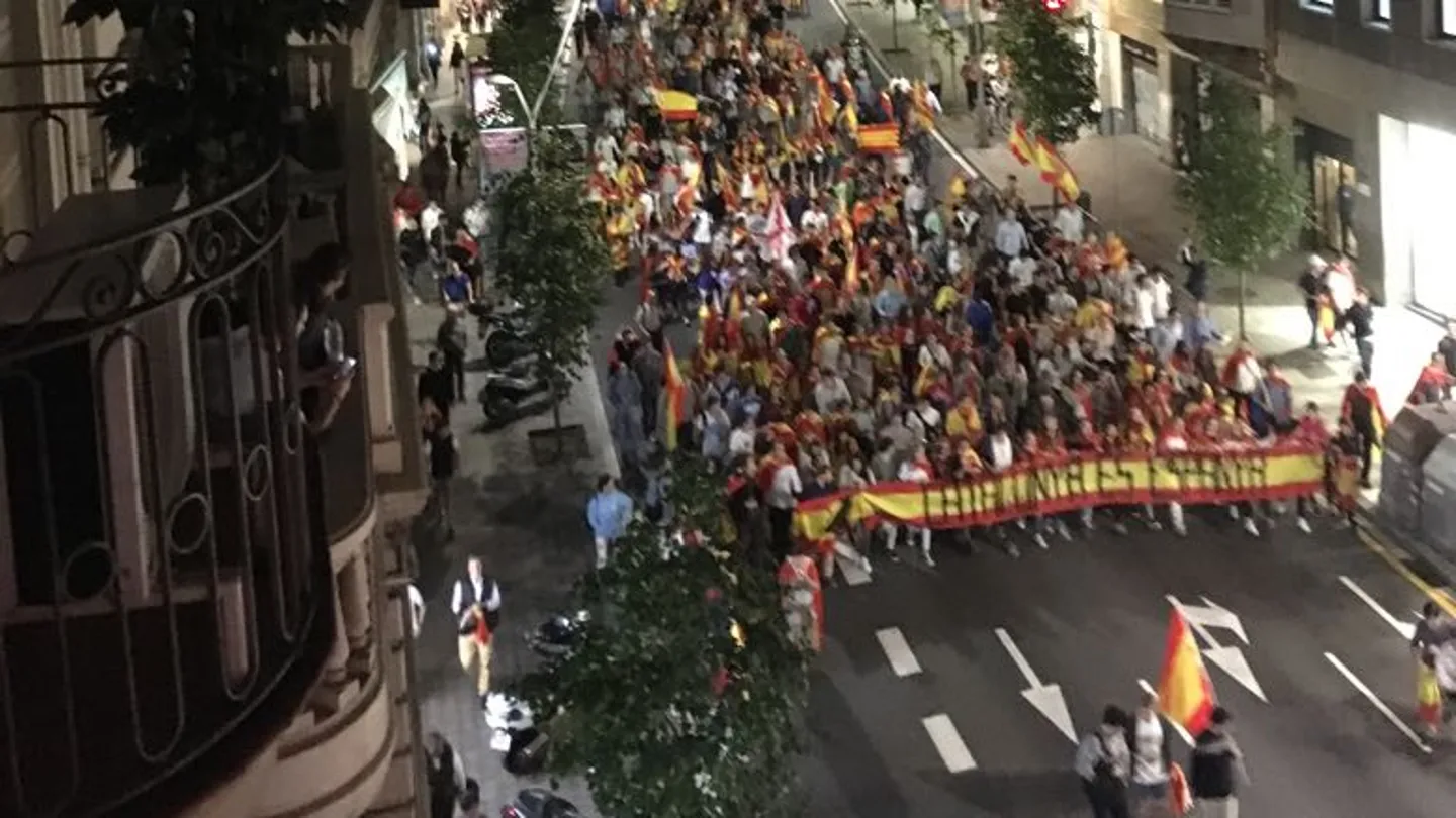 Cientos de jóvenes se manifiestan por la unidad de España en la Vía Augusta de Barcelona Cientos de jóvenes se manifiestan por la unidad de España en la Vía Augusta de Barcelona