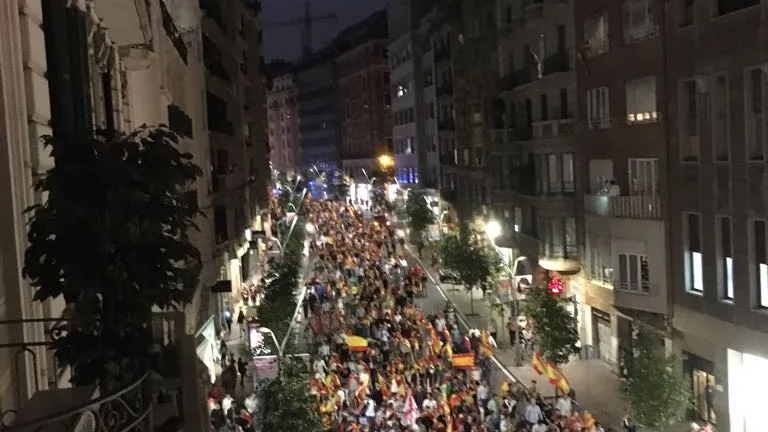 Cientos de jóvenes se manifiestan por la unidad de España en la Vía Augusta de Barcelona Cientos de jóvenes se manifiestan por la unidad de España en la Vía Augusta de Barcelona