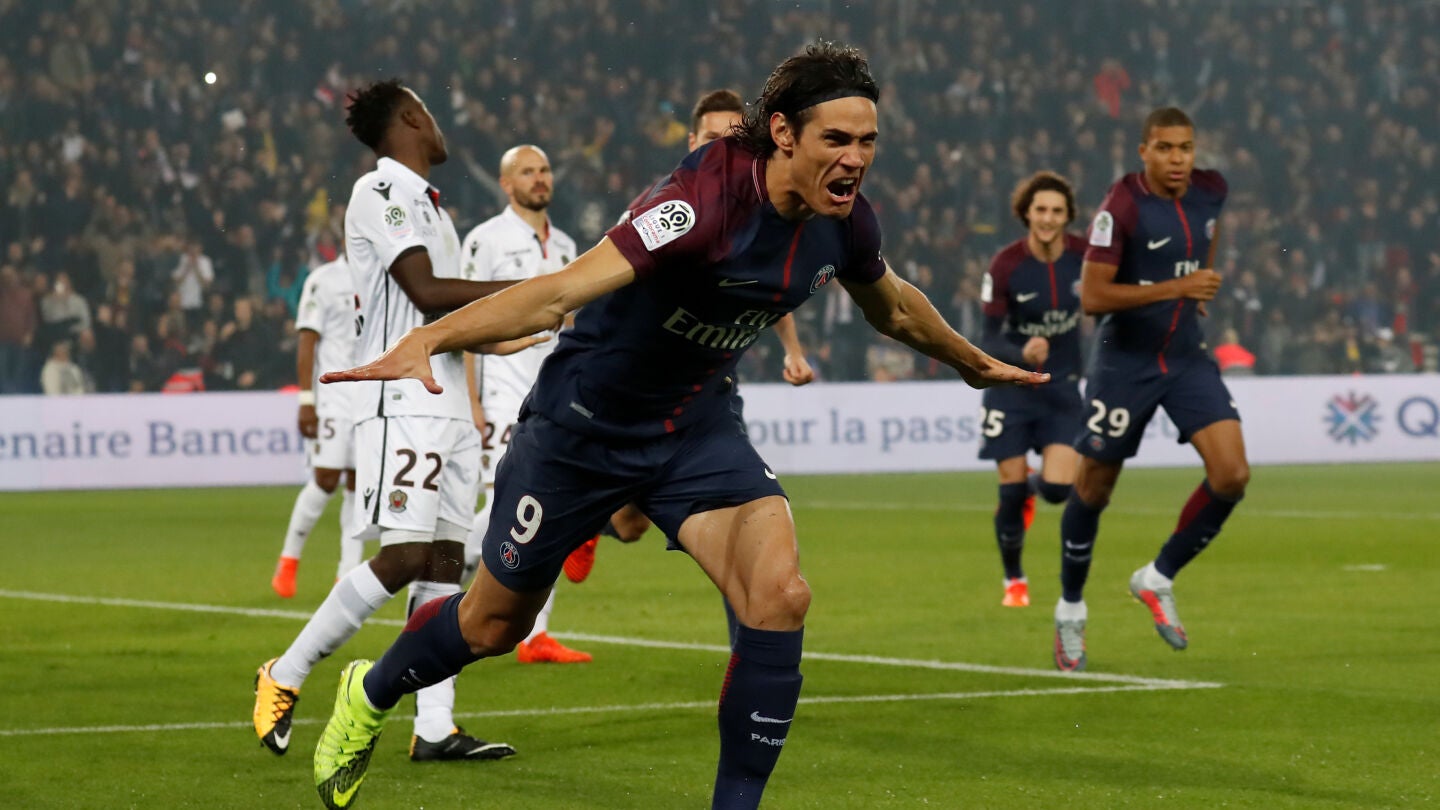 Cavani celebra uno de sus goles con el PSG