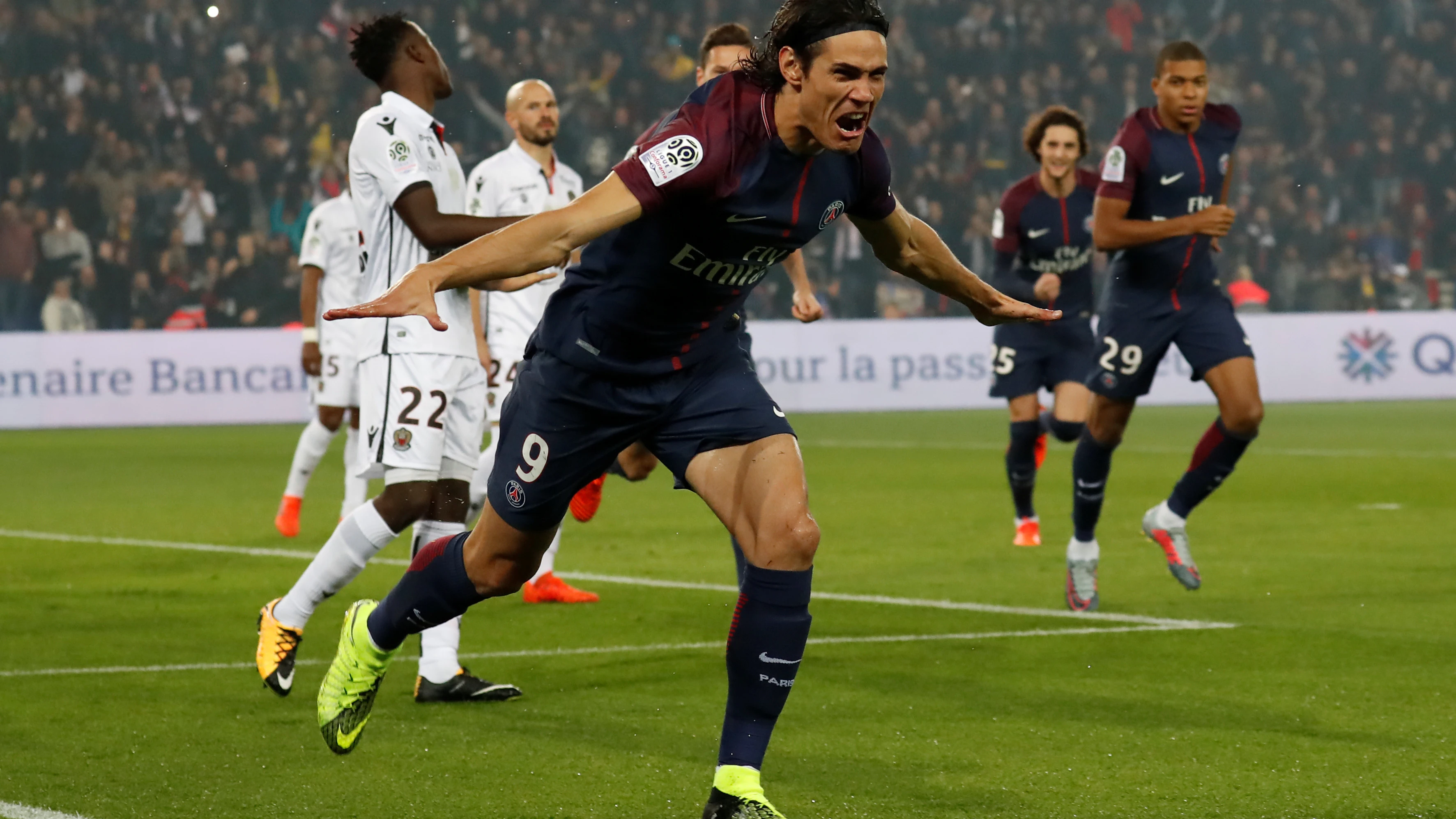 Cavani celebra uno de sus goles con el PSG