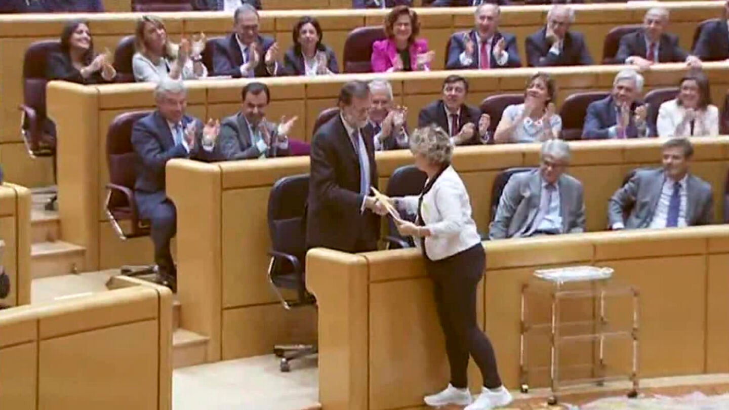 Mariano Rajoy, presidente del Gobierno, y Mireia Cort&eacute;s, senadora de ERC, en el Senado