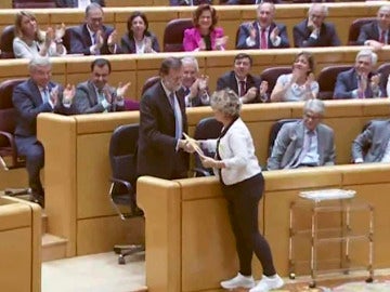 Mariano Rajoy, presidente del Gobierno, y Mireia Cortés, senadora de ERC, en el Senado Mariano Rajoy, presidente del Gobierno, y Mireia Cortés, senadora de ERC, en el Senado