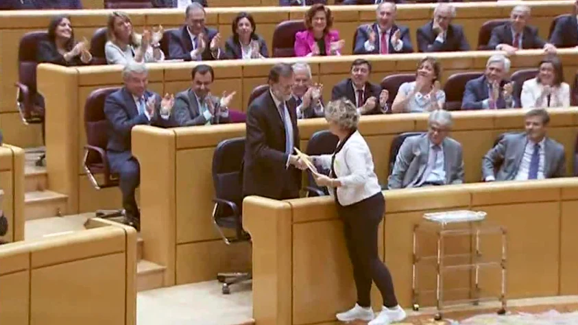 Mariano Rajoy, presidente del Gobierno, y Mireia Cortés, senadora de ERC, en el Senado