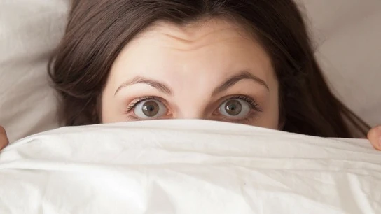 Ojos de mujer Ojos de mujer acostada en la cama