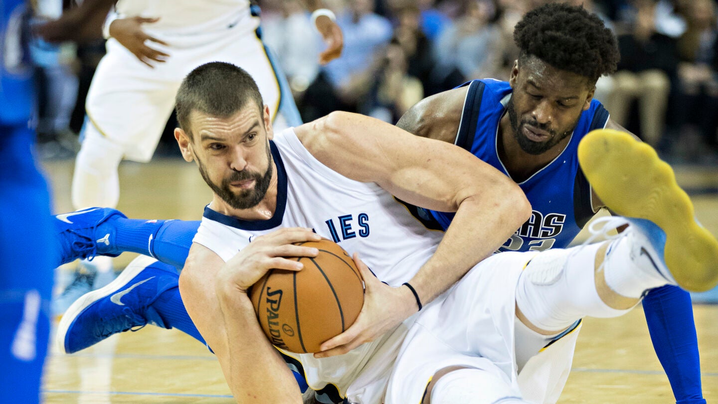 Marc Gasol lucha por la posesi&oacute;n del bal&oacute;n ante los Mavericks