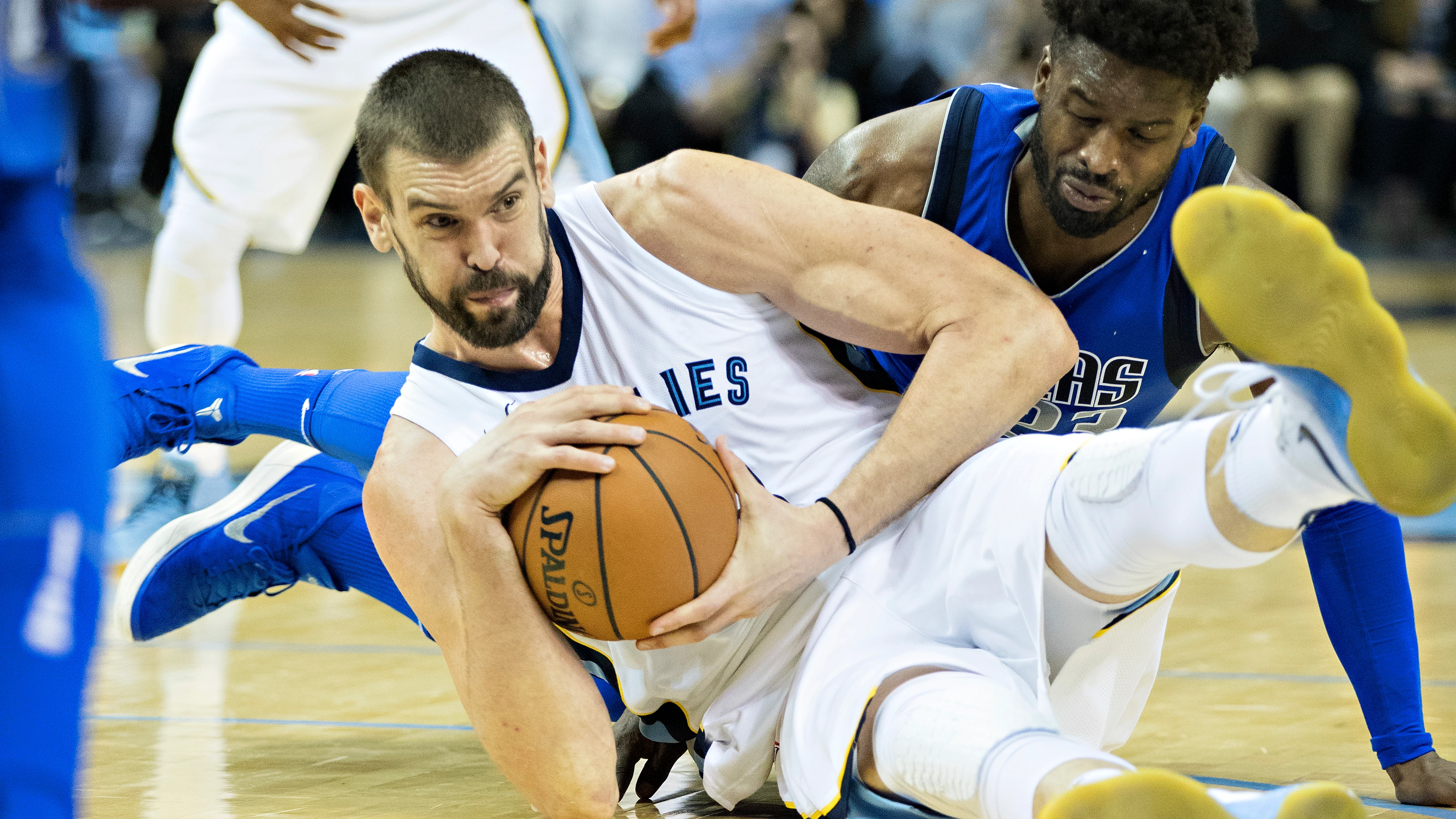 Marc Gasol lucha por la posesi&oacute;n del bal&oacute;n ante los Mavericks