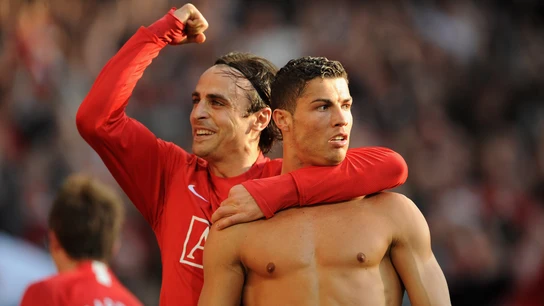 Berbatov abraza a Cristiano Ronaldo Berbatov abraza a Cristiano Ronaldo