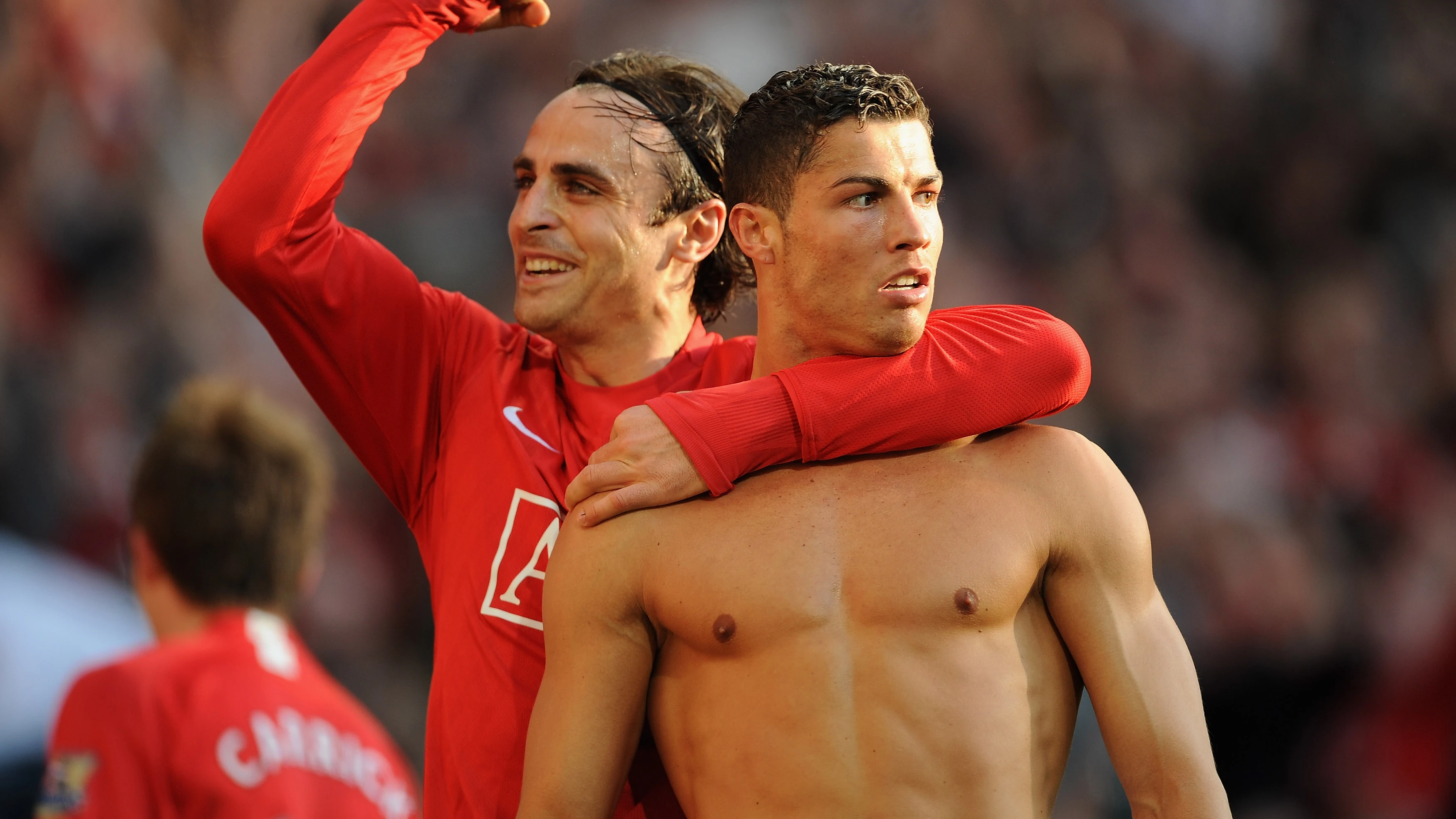 Berbatov abraza a Cristiano Ronaldo