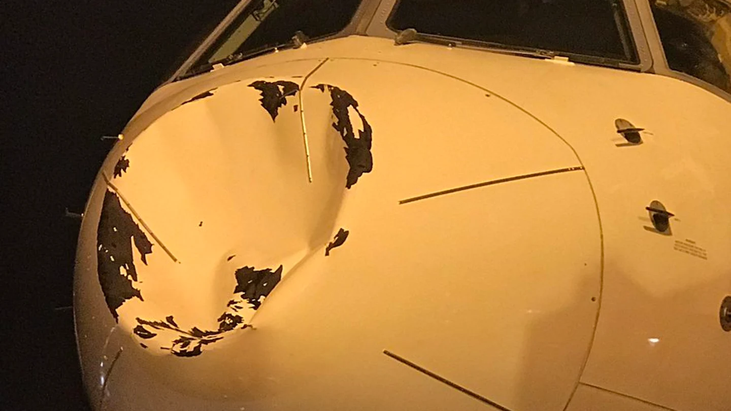 El avión de los Thunder tras el choque con algún objeto en pleno vuelo El avión de los Thunder tras el choque con algún objeto en pleno vuelo