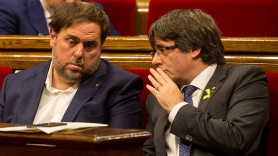 Puigdemont conversa con el vicerpresidente del Govern Oriol Junqueras Puigdemont conversa con el vicerpresidente del Govern Oriol Junqueras