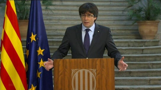 Imagen de television facilitada por la Generalitat de Catalu&ntilde;a del presidente cesado, Carles Puigdemont