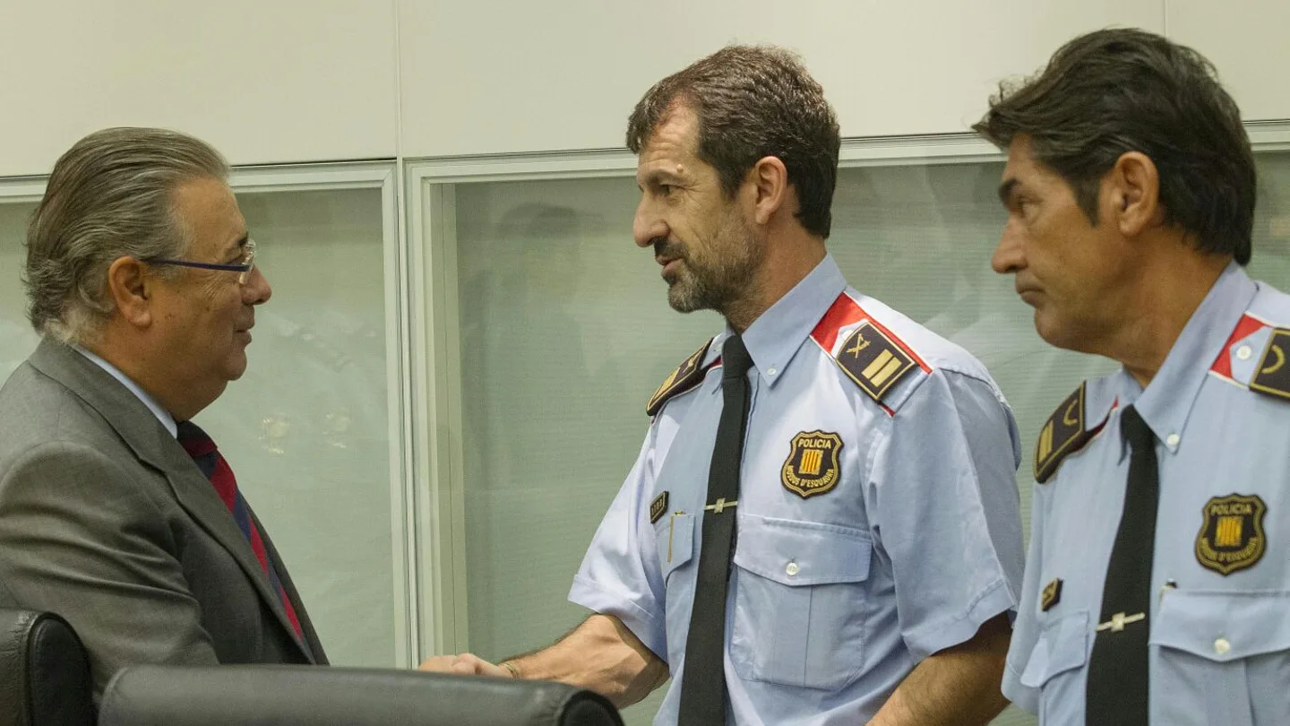 El ministro del Interior, Juan Ignacio Zoido, con el nuevo jefe de los Mossos Ferrán López El ministro del Interior, Juan Ignacio Zoido, con el nuevo jefe de los Mossos Ferrán López