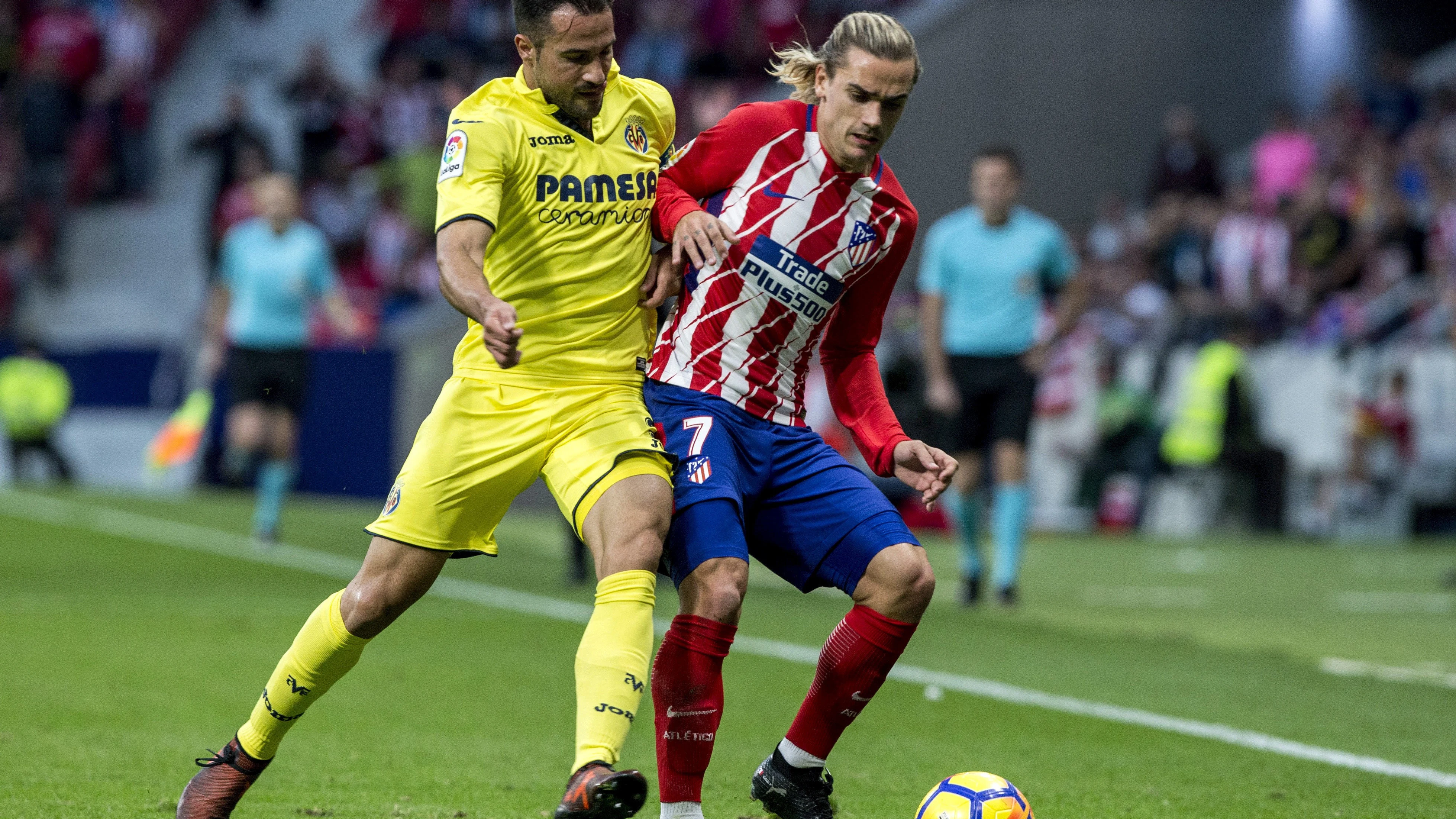 Griezmann pelea el balón con Mario en el partido del Wanda