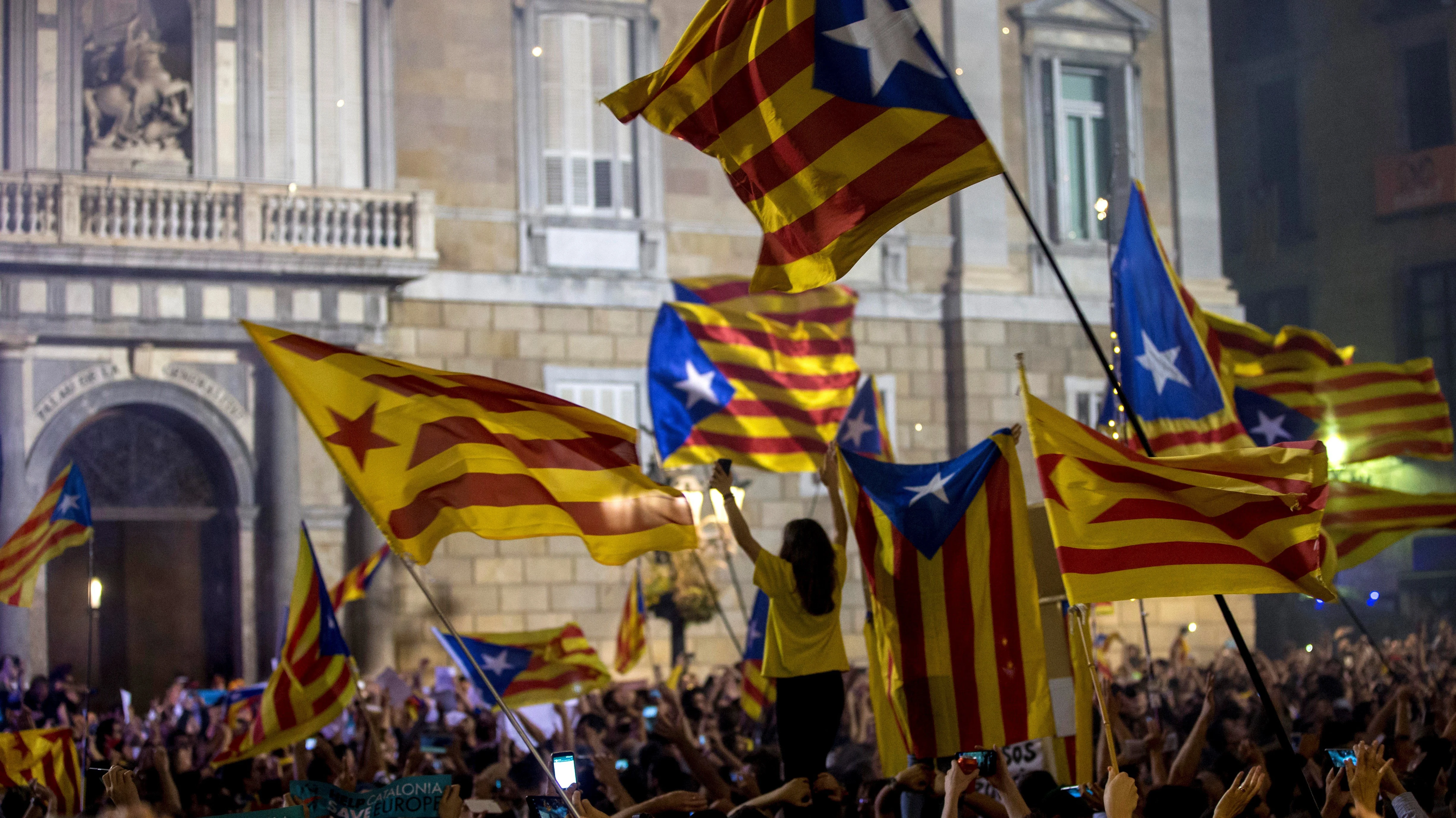 Miles de personas se concentran en la Plaza de Sant Jaume de Barcelona