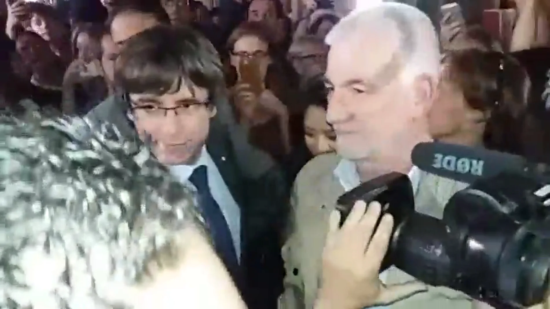 Aplausos y gritos de 'president' a Puigdemont a la salida de un restaurante de Girona