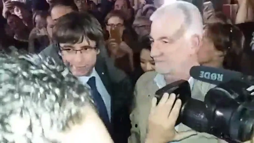 Aplausos y gritos de 'president' a Puigdemont a la salida de un restaurante de Girona