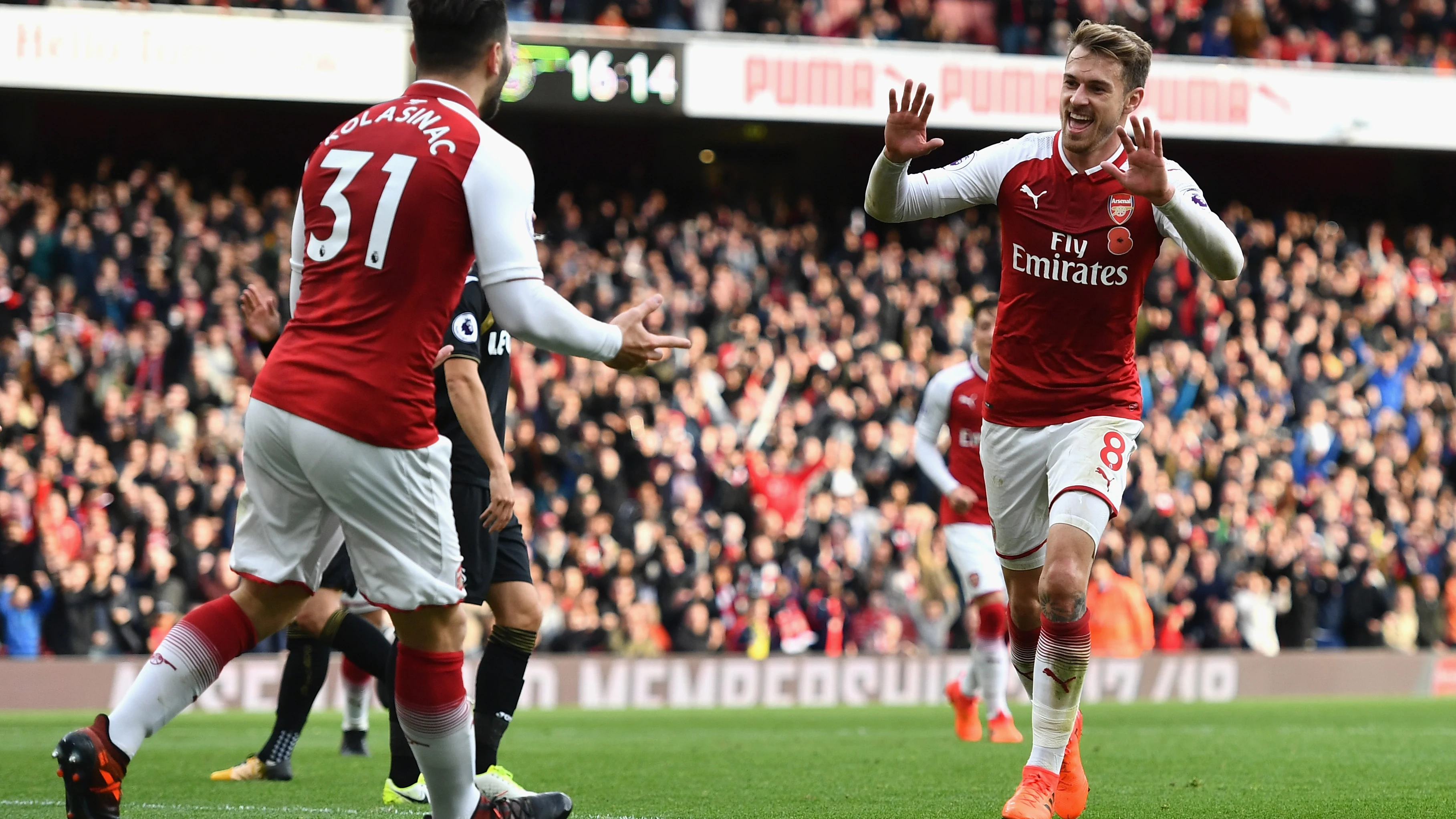 Ramsey y Kolasinac celebran uno de los goles del Arsenal