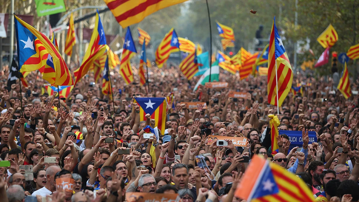 Reacciones de la gente en las calles tras la declaración de la independencia de Cataluña por parte del Parlament.