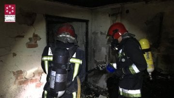 Los bomberos durante los trabajos de extinción