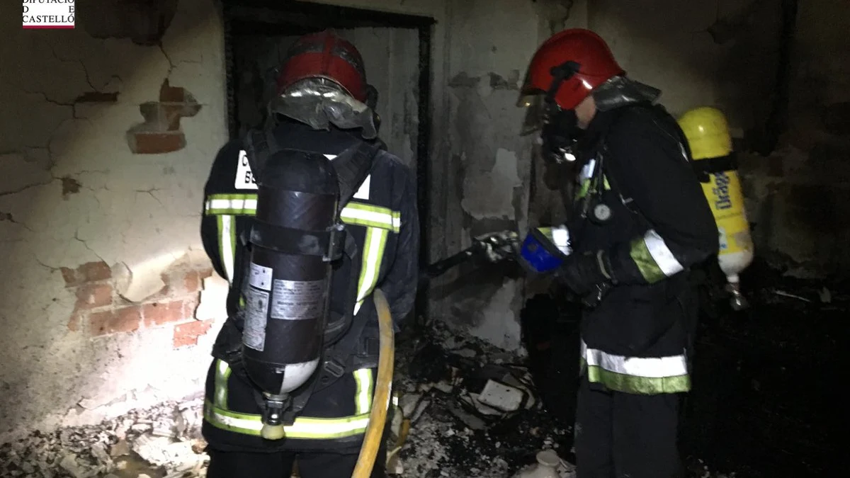 Los bomberos durante los trabajos de extinción