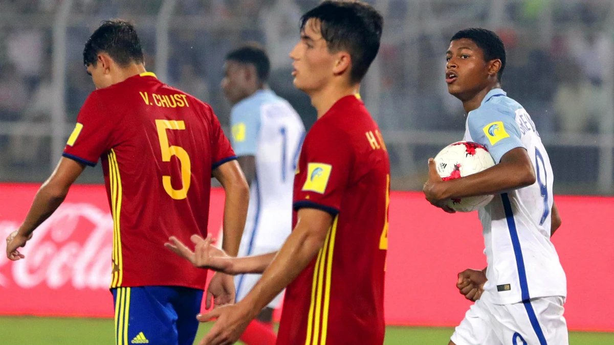 Inglatera celebra un gol ante España