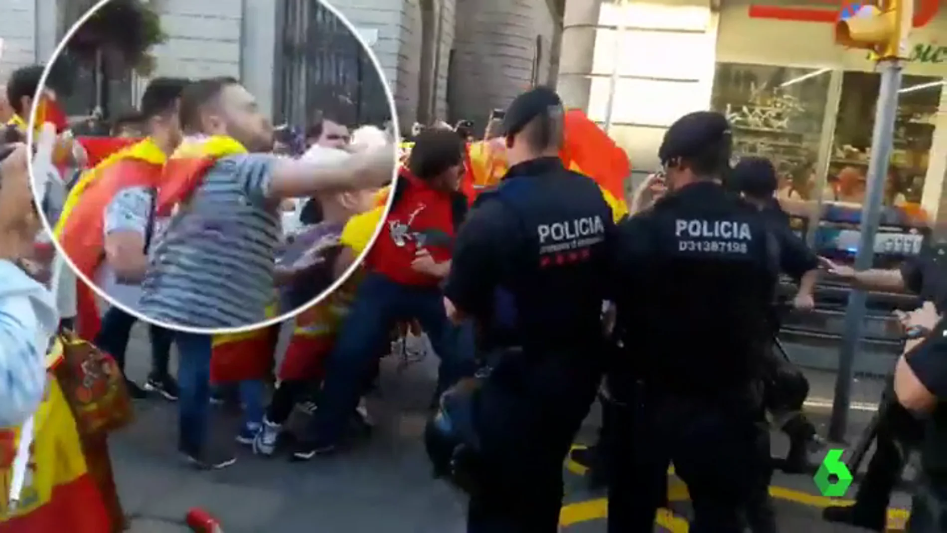 Incidentes violentos aislados en las inmediaciones de la Generalitat tras la manifestación por la unidad de España