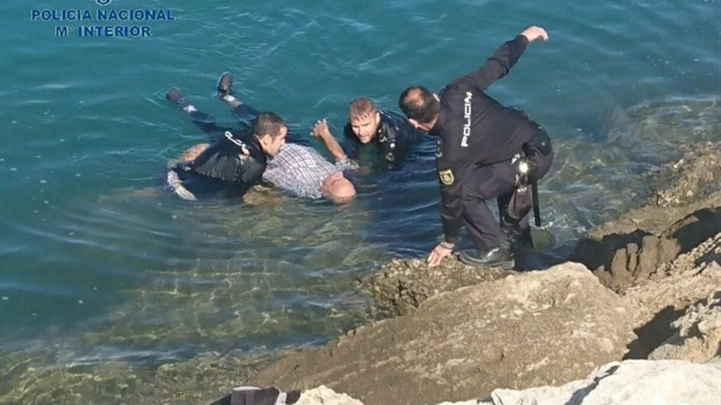 Anciando rescatado por agentes de la Policía Nacional Anciando rescatado por agentes de la Policía Nacional