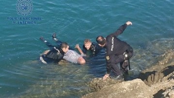 Anciando rescatado por agentes de la Policía Nacional