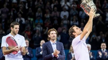 Federer levanta el trofeo de Basilea ante Del Potro