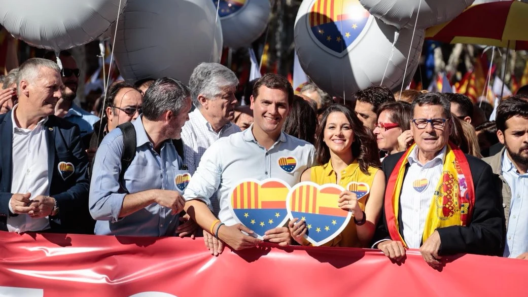 Albert Rivera e Inés Arrimadas durante la manifestación en Barcelona