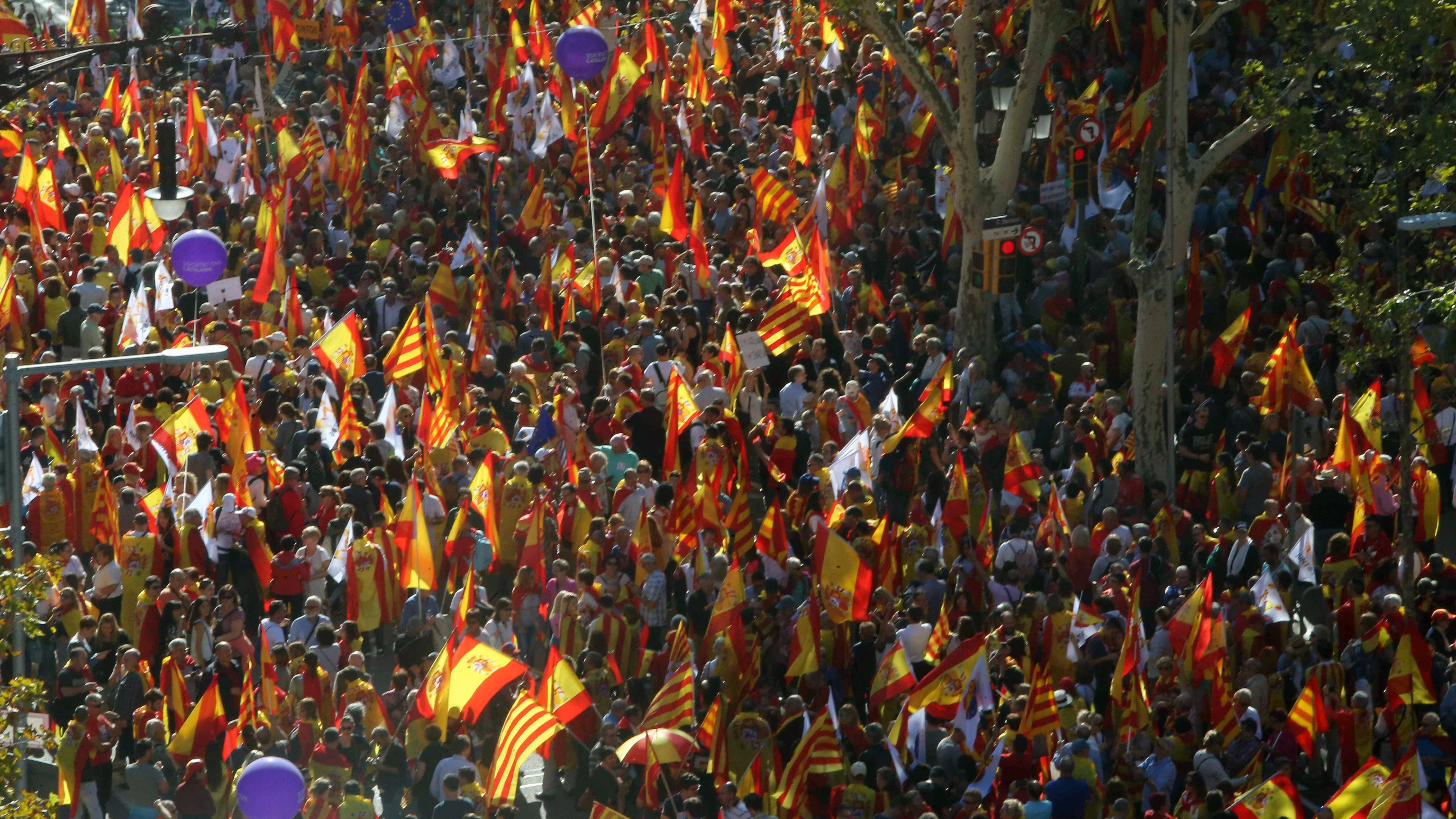 Miles de personas defienden la unidad de España en Barcelona Miles de personas defienden la unidad de España en Barcelona
