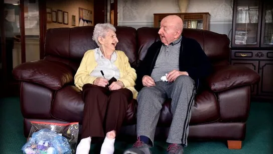 Ada Keating junto a su hijo Tom en la residencia de ancianos Ada Keating junto a su hijo Tom en la residencia de ancianos