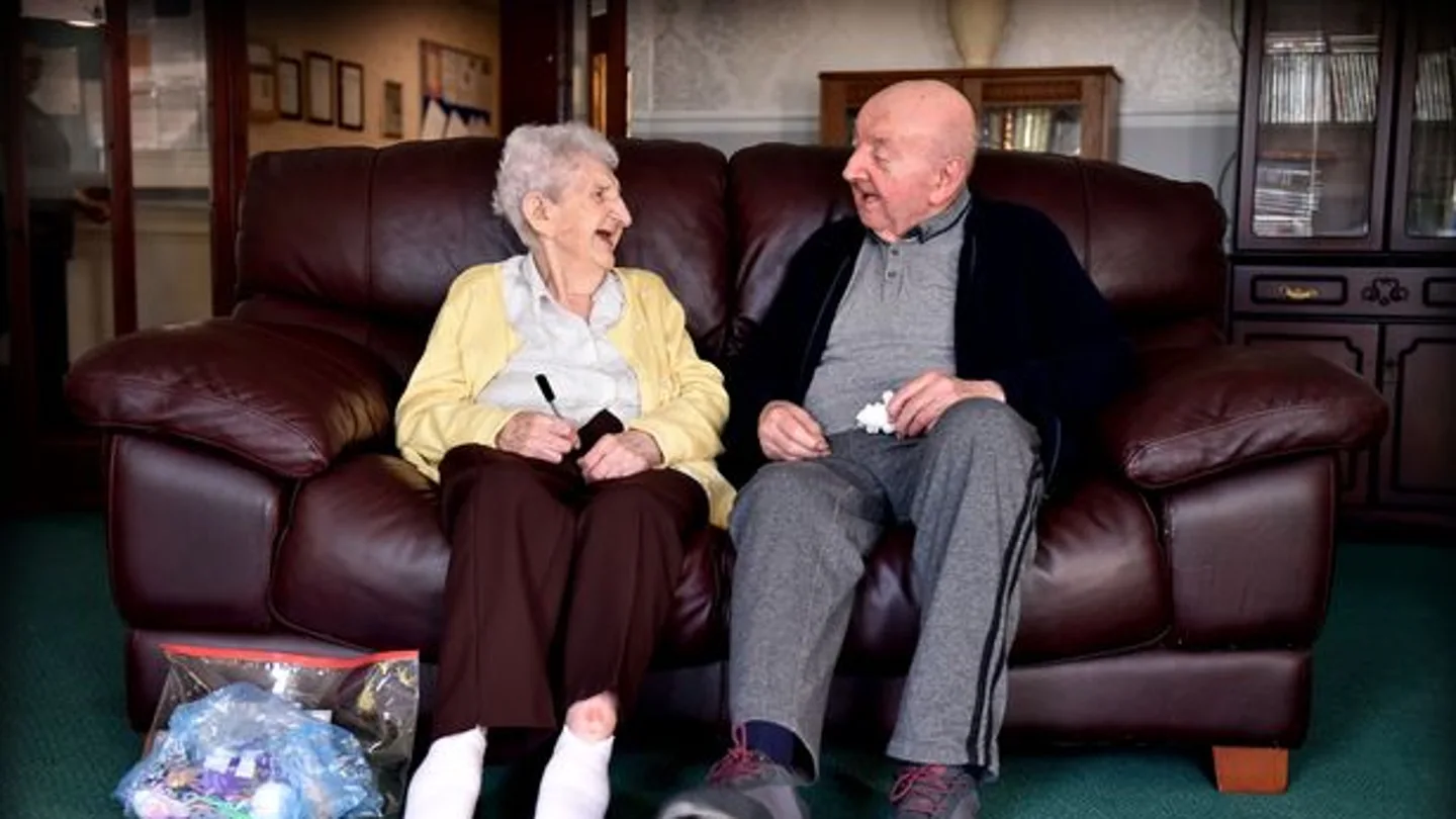 Ada Keating junto a su hijo Tom en la residencia de ancianos Ada Keating junto a su hijo Tom en la residencia de ancianos