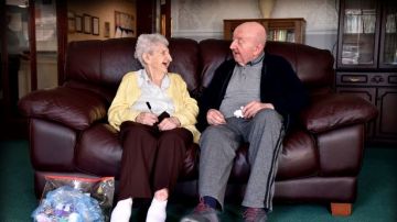 Ada Keating junto a su hijo Tom en la residencia de ancianos