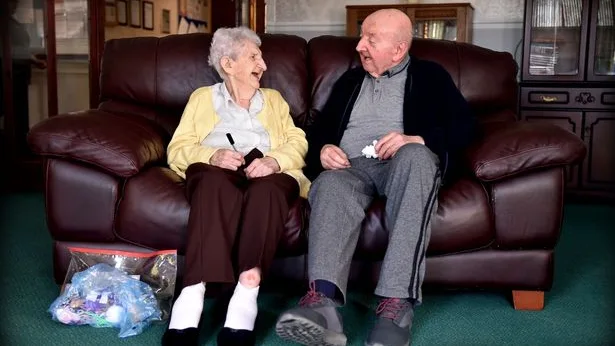 Ada Keating junto a su hijo Tom en la residencia de ancianos