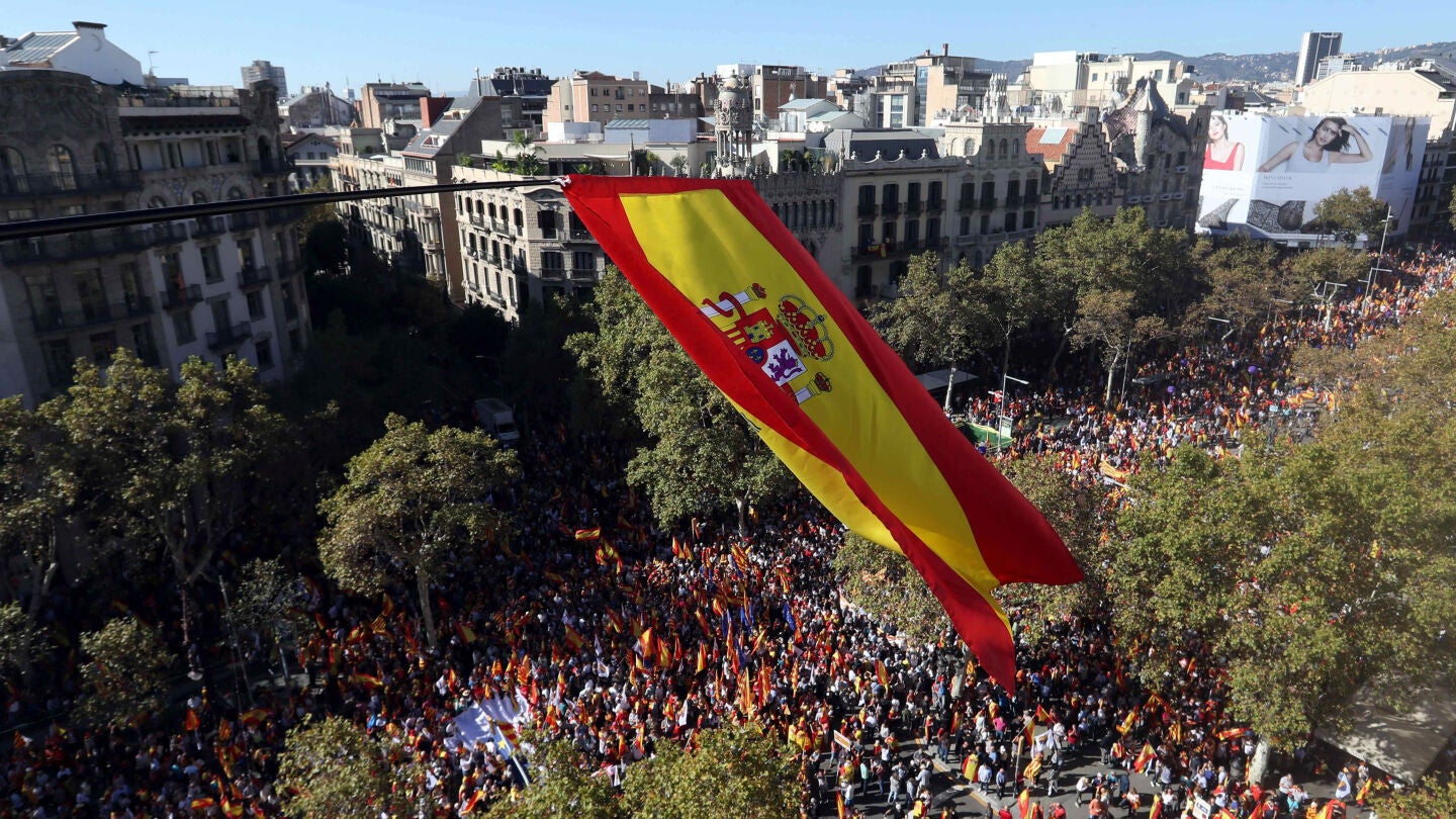 Miles de personas se concentran en el Paseo de Gracia de Barcelona