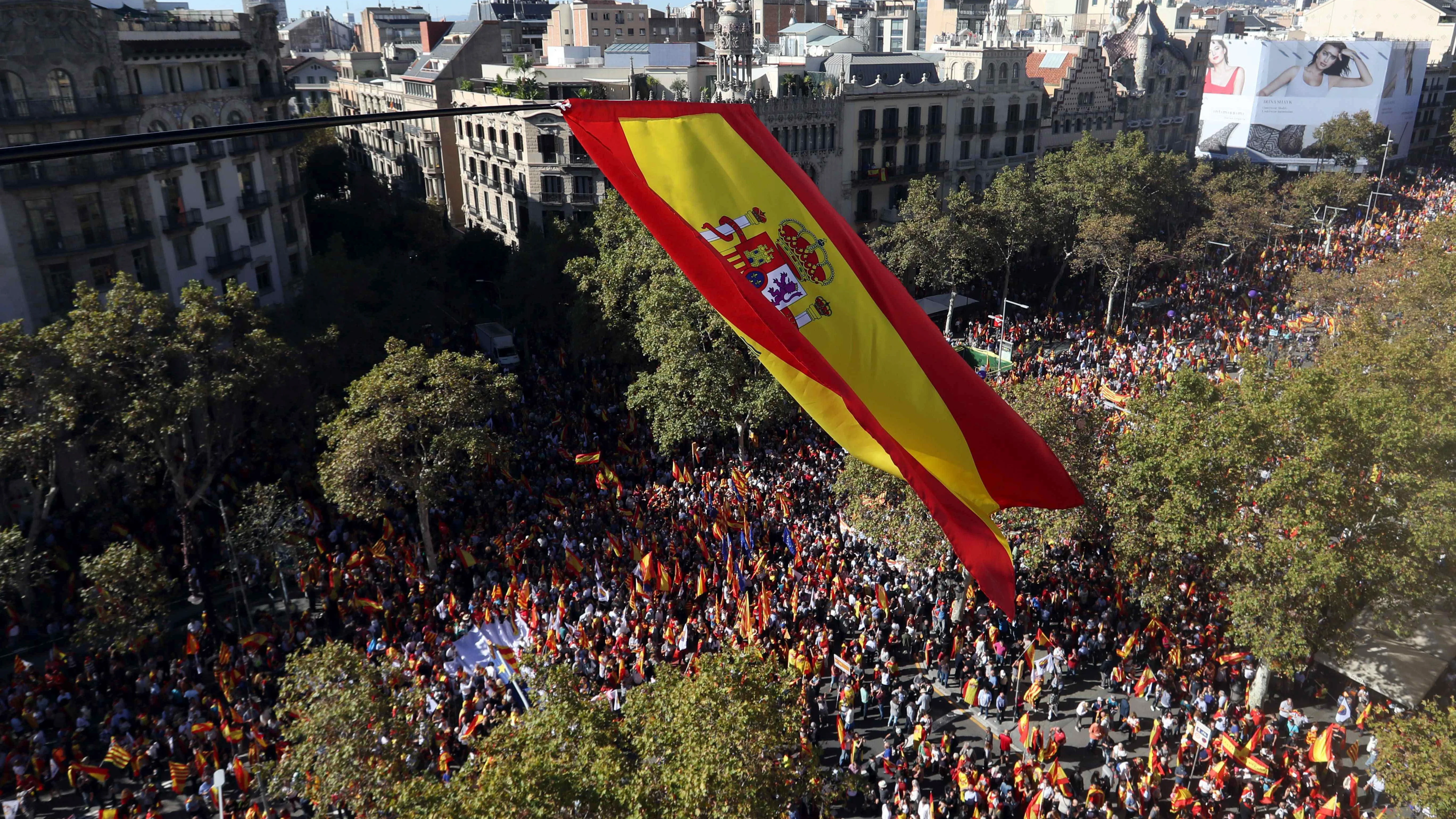 Miles de personas se concentran en el Paseo de Gracia de Barcelona