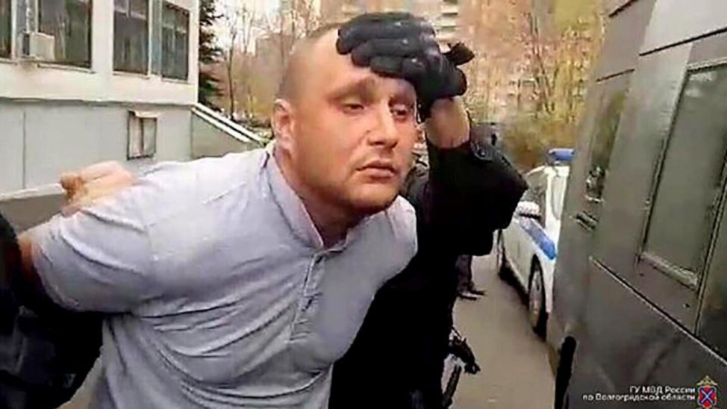 Alexandr Maslennikov. siendo detenido por la polic&iacute;a rusa