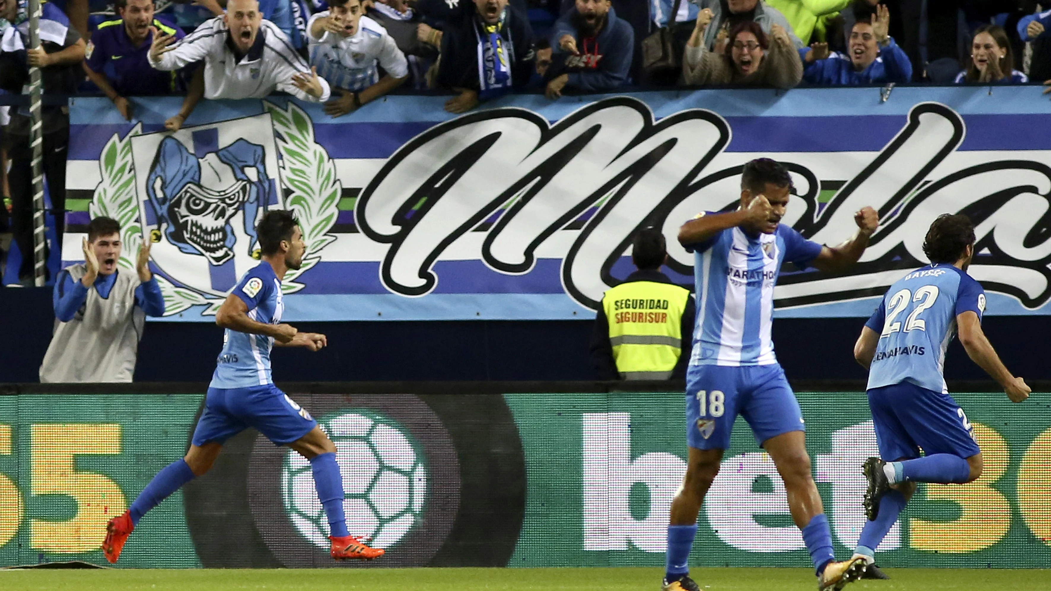 Adrián González celebra su gol ante el Celta