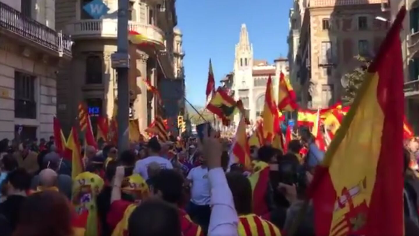 Manifestantes frente a la sede la Polic&iacute;a Nacional en Barcelona para mostrarles su apoyo